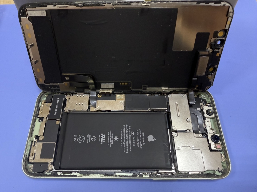 iPhone 12のバッテリー交換｜電池の減りが早い原因と即日修理のメリットを解説